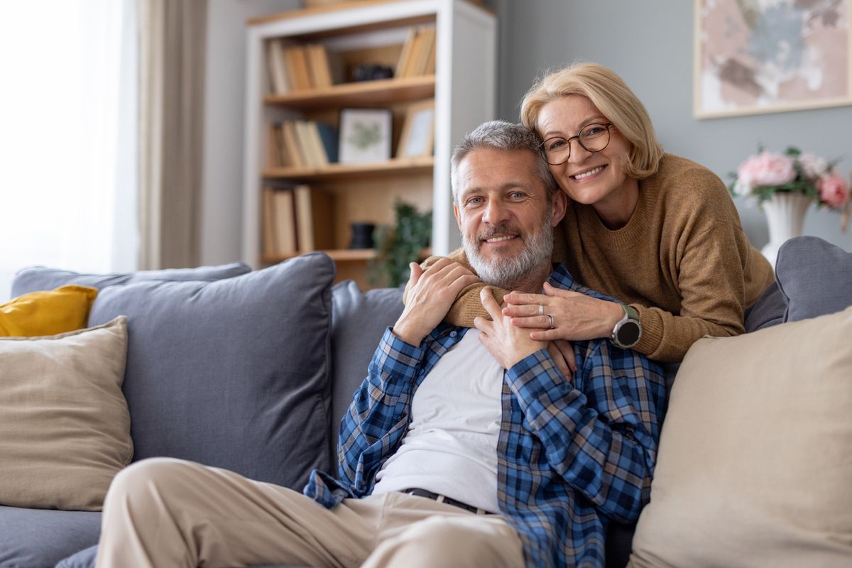 Familia senior sonriendo con tranquilidad